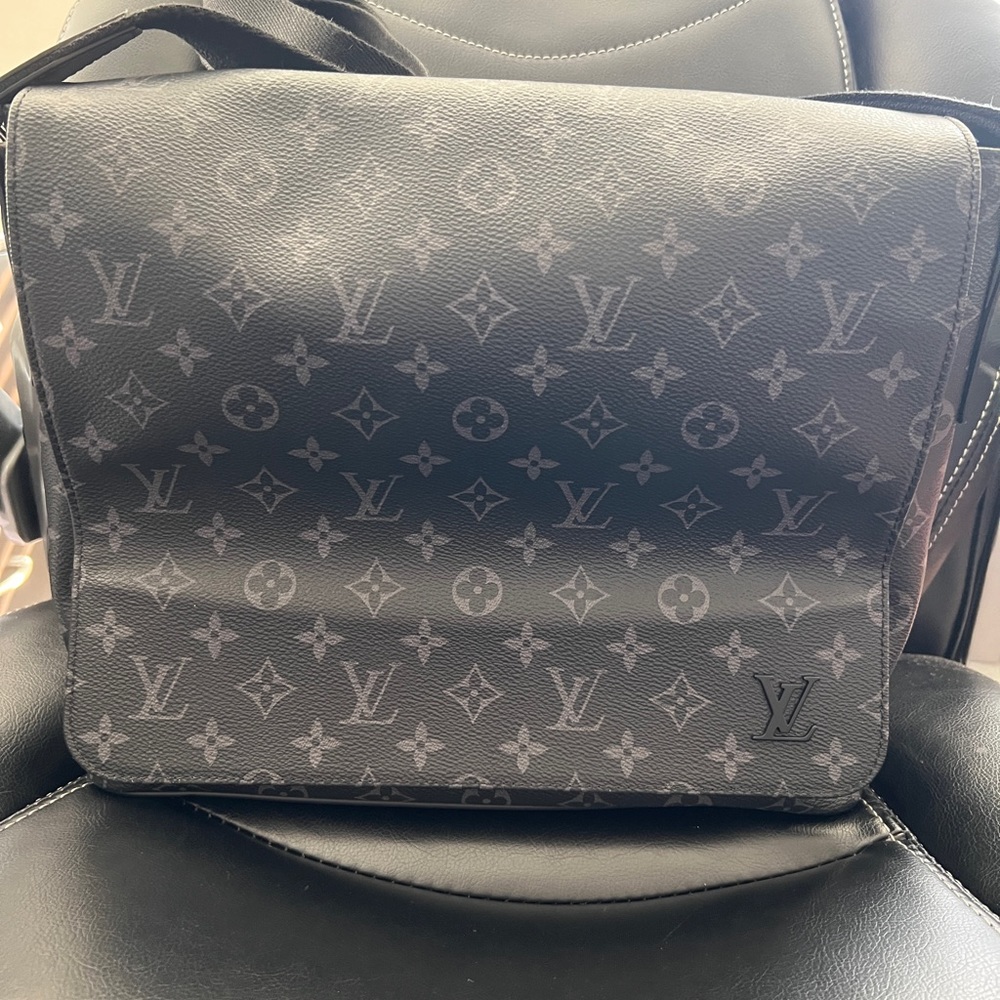 Louis Vuitton District MM messenger Bag (BRAND NEW)